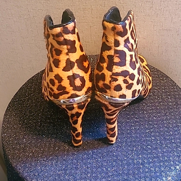 EUC STEVEN BY STEVE MADDEN Cheetah print heeled boots Size 7 - Picture 3 of 6